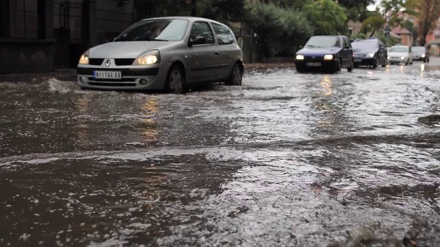 暴雨过后，洪水期间交通堵塞视频素材