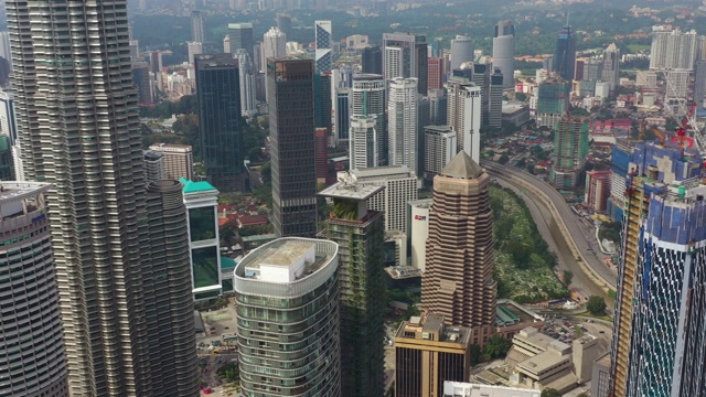 航班飞越吉隆坡市景市中心空中全景4k马来西亚视频素材