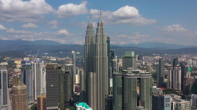 晴朗的一天吉隆坡市景市中心空中全景4k马来西亚视频素材