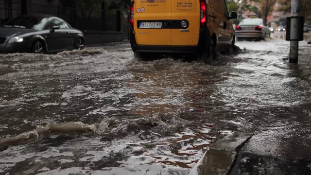 汽车在雨中行驶在被淹没的道路上视频素材