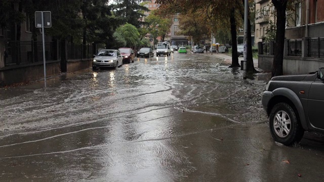 汽车穿过被洪水淹没的城市街道视频素材