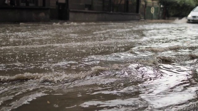 暴雨过后，洪水期间交通堵塞视频素材