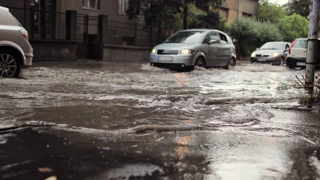 暴雨过后，洪水期间交通堵塞视频素材