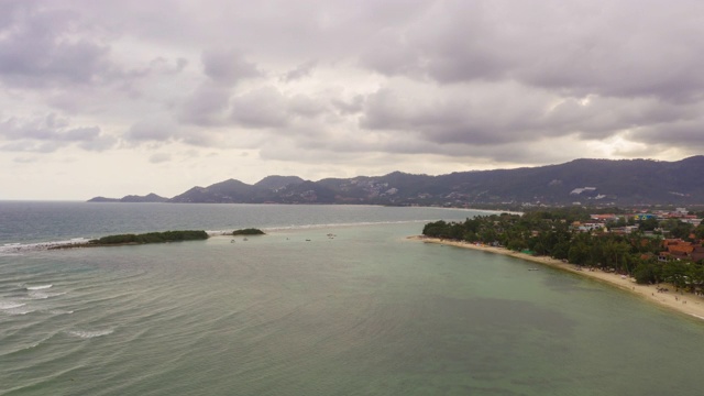 阴天苏梅岛著名的海滩豪华度假胜地海岸线空中全景4k时间推移泰国视频素材