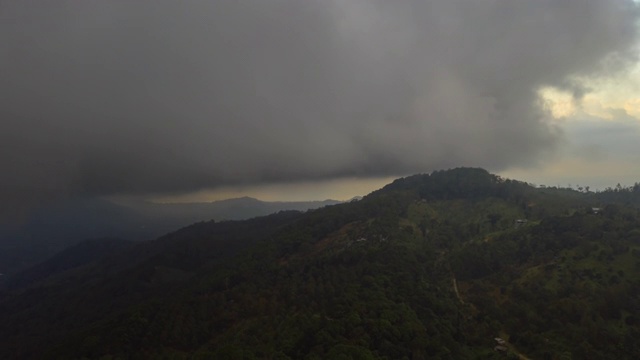 风暴多雨的天空，苏梅岛航空全景图，4k时间间隔泰国视频素材