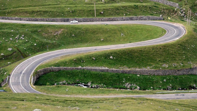 罗马尼亚著名的transagaras山路的曲线视频素材