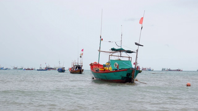 小渔船在波涛汹涌的海面上航行视频素材