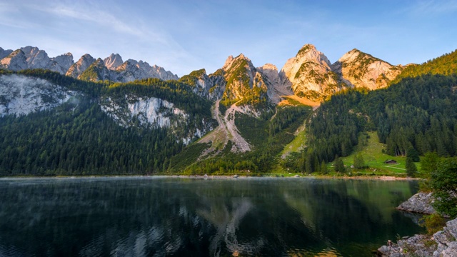 雾动的时间流逝和雾在早晨，美丽的风景景观岣湖山在秋天。萨尔兹卡默古特地区上奥地利视频素材