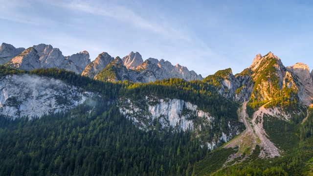 雾动的时间流逝和雾在早晨，美丽的风景景观岣湖山在秋天。萨尔兹卡默古特地区上奥地利视频素材