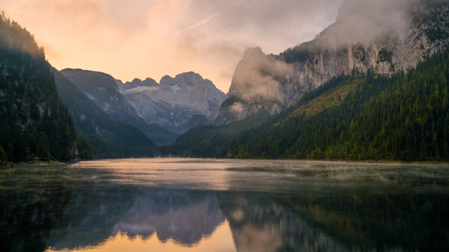 雾动的时间流逝和雾在早晨，美丽的风景景观岣湖山在秋天。萨尔兹卡默古特地区上奥地利视频素材