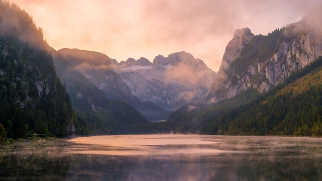 雾动的时间流逝和雾在早晨，美丽的风景景观岣湖山在秋天。萨尔兹卡默古特地区上奥地利视频素材