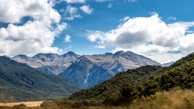 美丽的云朵天空在新西兰的野生自然风景高山景观视频素材