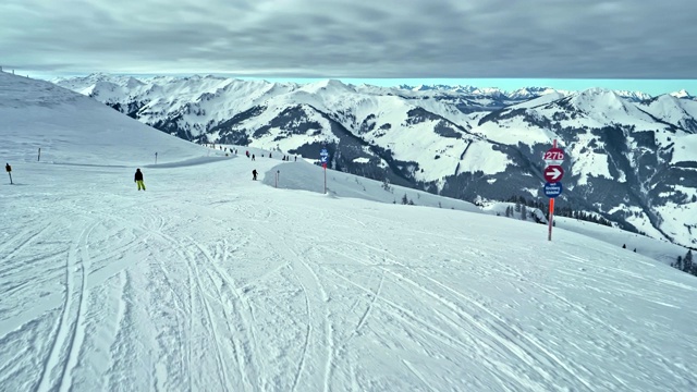 冬季仙境。雪坡和山地景观视频素材