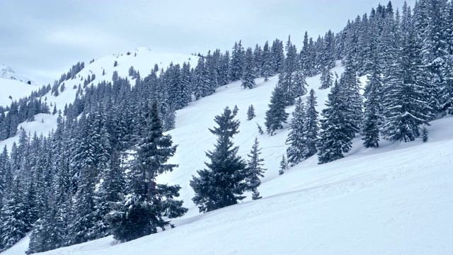 冬季仙境。雪坡和山地景观视频素材