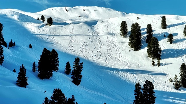 冬季仙境。雪坡和山地景观视频素材