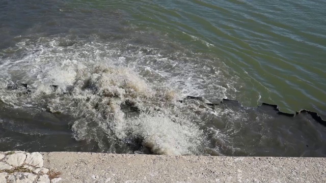 城市污水或污水流入河流，用废物和污水的气味污染水和环境视频素材