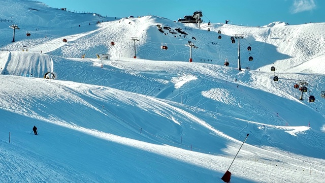 冬季仙境。滑雪坡山地景观。视频素材