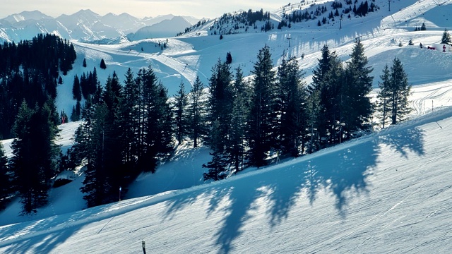 冬季仙境。雪坡和山地景观视频素材