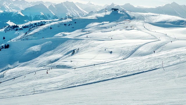 冬季仙境。雪坡和山地景观视频素材