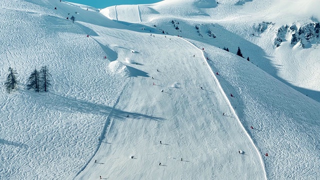 冬季仙境。滑雪坡山地景观。视频素材