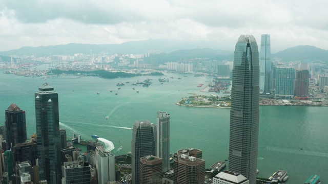 鸟瞰图香港的市中心和海岸线视频素材