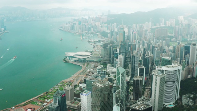 鸟瞰图香港的市中心和海岸线视频素材