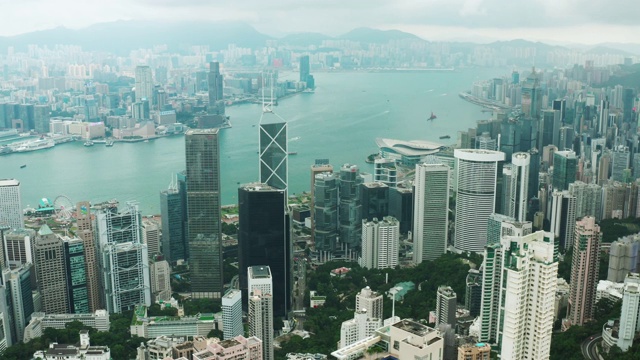 鸟瞰图香港的市中心和海岸线视频素材