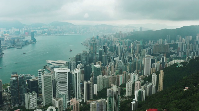 鸟瞰图香港的市中心和海岸线视频素材