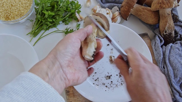 个人视角的女人的手准备牛肝菌(牛肝菌可食用)烹饪他们视频素材