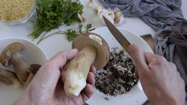 个人视角的女人的手准备牛肝菌(牛肝菌可食用)烹饪他们视频素材