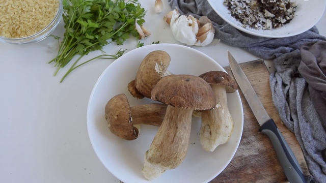 个人视角的女人的手准备牛肝菌(牛肝菌可食用)烹饪他们视频素材