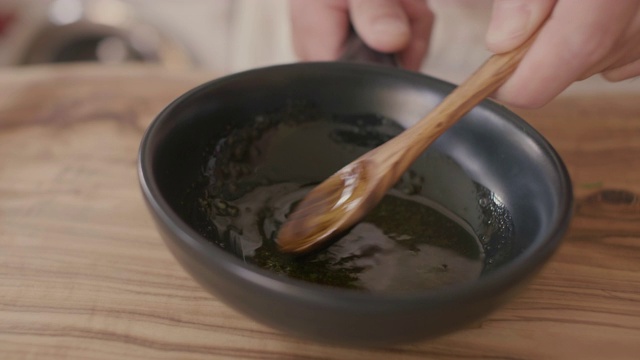 制作用于腌制的药草油视频素材