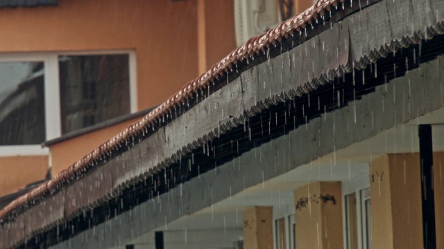 屋顶上的大雨视频素材