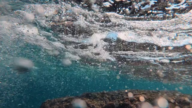 美丽的水下海景景观与自然光线，透过海浪视频素材