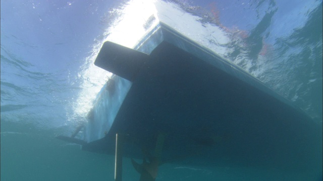 海水轻轻地拍打着小船的船体。视频素材