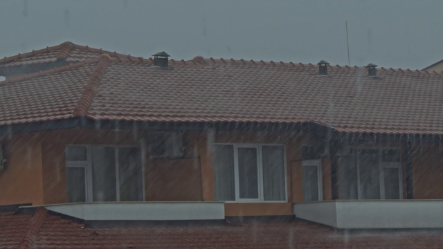 屋顶上的大雨视频素材