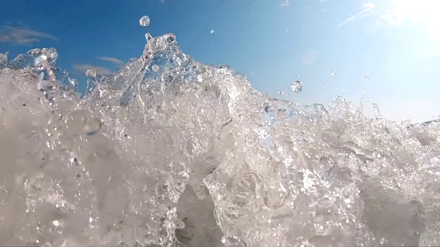 海浪拍打海岸的缓慢动作视频素材