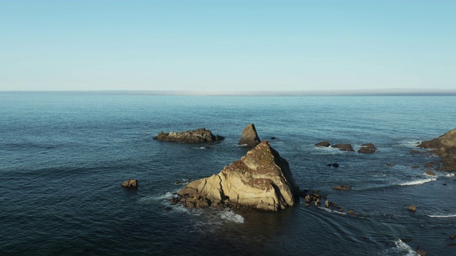 无人机拍摄北加州海岸线海滩湾视频素材