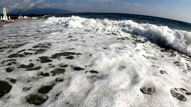 海浪以慢镜头拍打着海滩视频素材