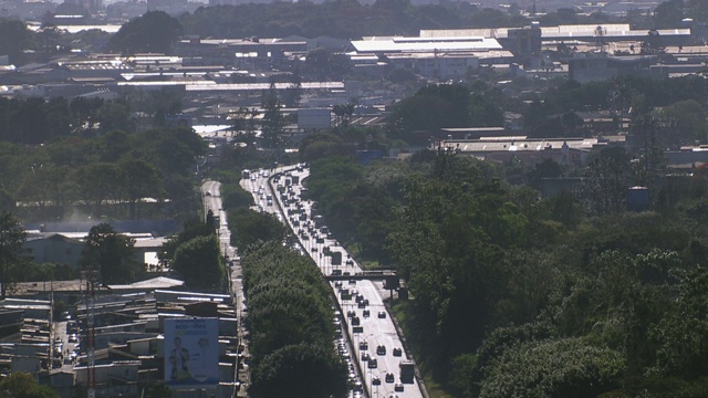 倾斜拍摄的交通堵塞的泛美高速公路与城市景观的背景，圣何塞，哥斯达黎加视频素材