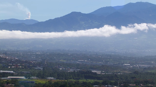 鸟瞰图的圣何塞城市景观与山的背景，哥斯达黎加视频素材