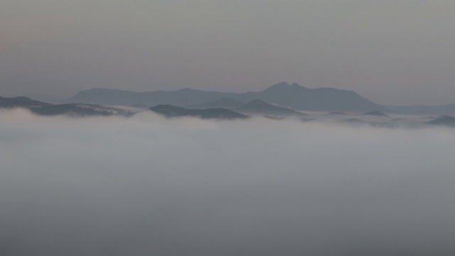 雾中的山谷视频素材