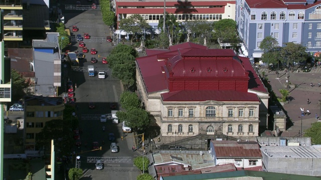 哥斯达黎加圣何塞的文化广场和著名的哥斯达黎加国家剧院鸟瞰图视频素材