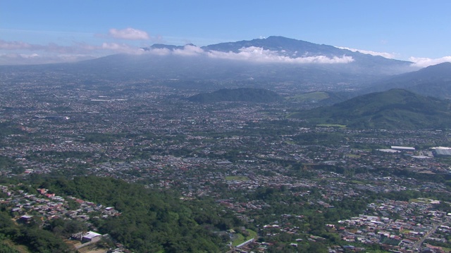 鸟瞰图的圣何塞城市景观与山的背景，哥斯达黎加视频素材