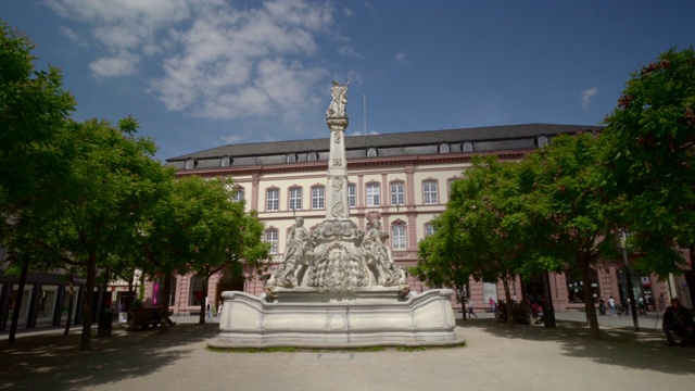 圣乔治喷泉(Georgsbrunnen)，喷泉是建立在美丽的洛可可风格。,特里尔,德国视频素材