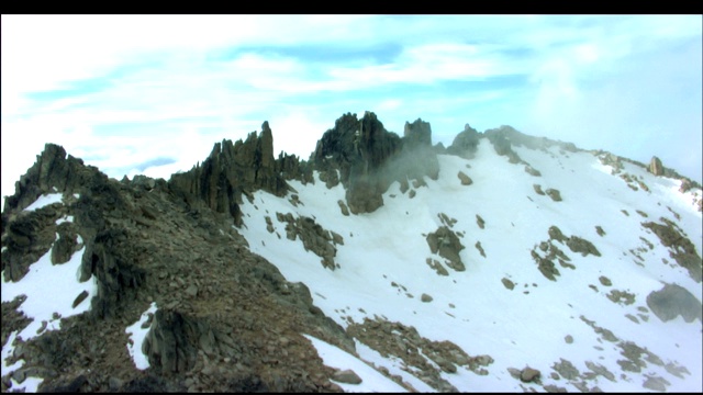 云在山峰上低漂。视频素材