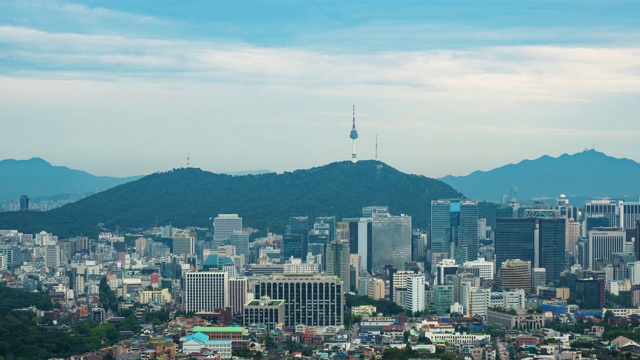 从韩国三清公园拍摄的南山首尔塔的首尔城市景观视频素材