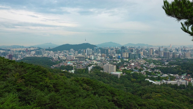 从韩国三清公园拍摄的南山首尔塔的首尔城市景观视频素材