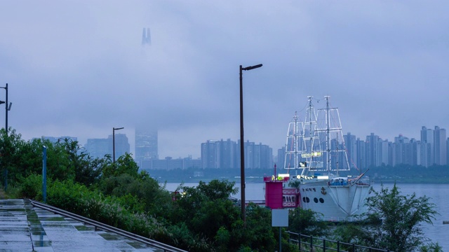 日落时分，韩国首尔，汉江与乐天大厦景色的延时拍摄视频素材