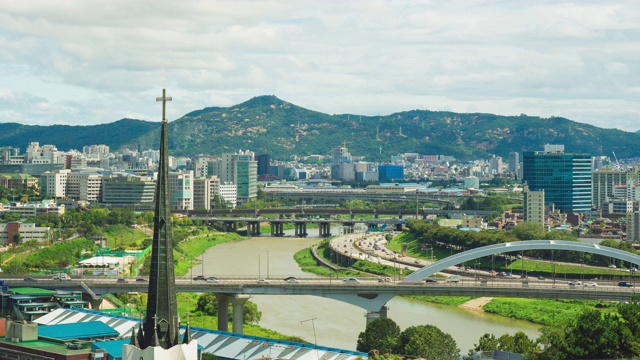 以首尔城市景观为背景的高速公路交通的延时拍摄，韩国视频素材